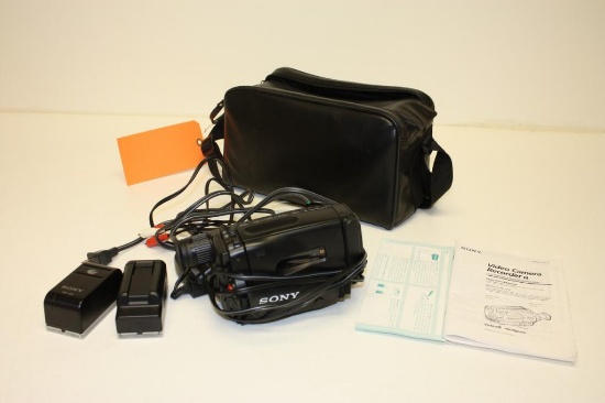 Sony CCD TR44 Handycam video 8 camcorder with accessories and case