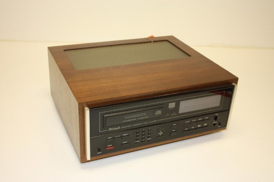 MCINTOSH MCD 7007 COMPACT DISC PLAYER IN WALNUT CASE, INCLUDES REMOTE