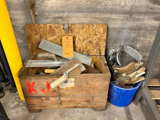 LOT W/MASONRY FINISHING TOOLS, TROWELS, EDGER, BUCKET W/KNEE PADS
