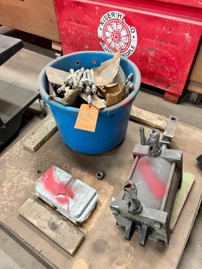 SKID W/HYDRAULIC RAM, THREADED ROD, LINKS, BOLTS, SHIMS, ETC