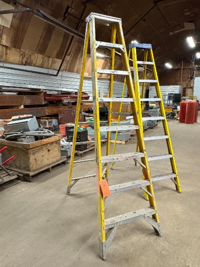 WERNER 8' FIBERGLASS STEP LADDER, 300# CAPACITY