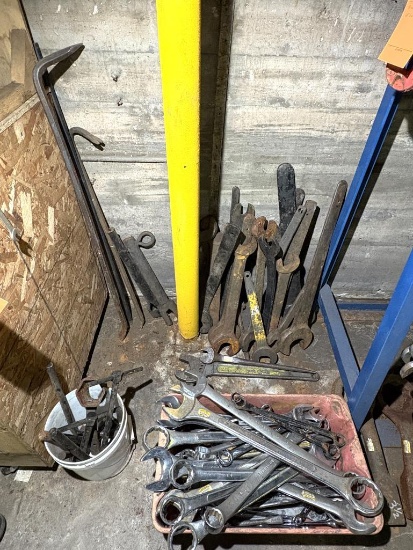 BIN WITH LARGE ASSORTMENT OF COMBINATION WRENCHES: 1" UP TO 2 1/2" PLUS
