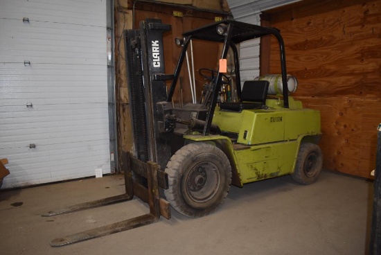 CLARK RIDE ON FORK LIFT MODEL C500-Y80, S/N Y685-166-3051-76, LP GAS,
