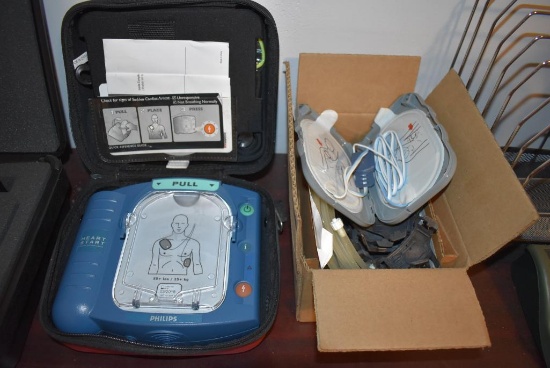 PHILIPS HEART START DEFIBRILLATOR WITH CASE