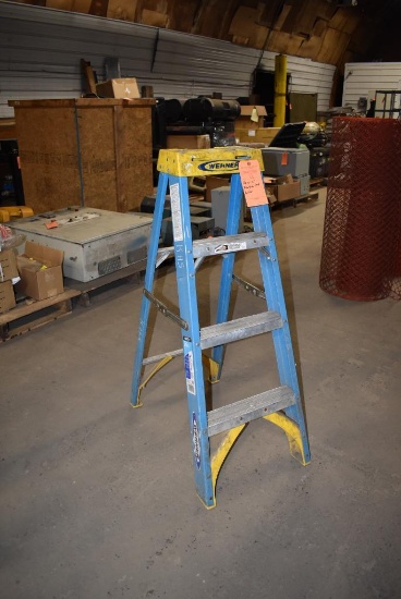 WERNER 4' FIBERGLASS STEP LADDER (BLUE)