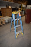 WERNER 4' FIBERGLASS STEP LADDER (BLUE)