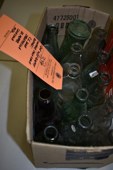 BOX WITH 15 EMPTY VINTAGE COCA-COLA BOTTLES;