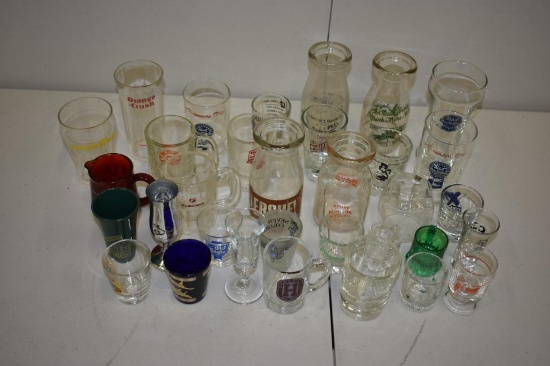 BOX WITH ASSORTED SOUVENIR MUGS, GLASSES.