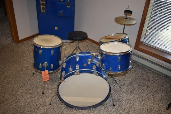 VINTAGE RINGO STARR ERA MID 1960'S LUDWIG BLUE SPARKLE DRUM SET KIT, 3 PIECE WITH SNARE & CYMBAL