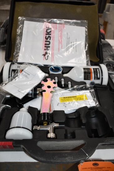 HUSKY GRAVITY FEED SPRAY GUN WITH CASE