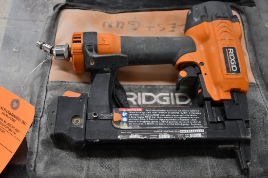 RIDGID PNEUMATIC FINISH STAPLER SN: AW121112335, WITH CASE