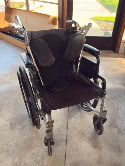 EVEREST & JENNINGS LIGHT WEIGHT WHEEL CHAIR