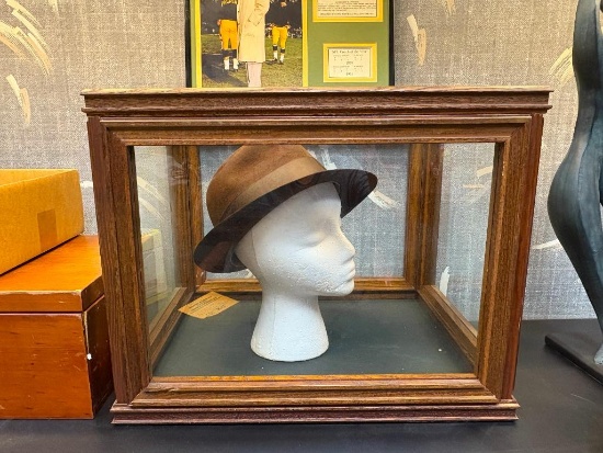 PICTURE OF VINCE LOMBARDI AND HIS HAT IN DISPLAY CASE