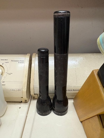 (2) MAG-LITE FLASHLIGHTS