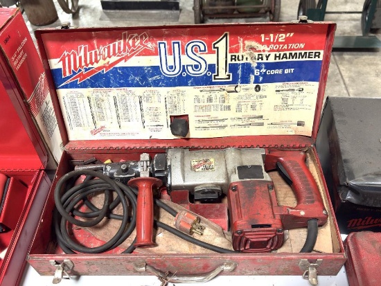 MILWAUKEE ELECTRIC HEAVY DUTY 1 1/2" ROTARY HAMMER WITH CASE