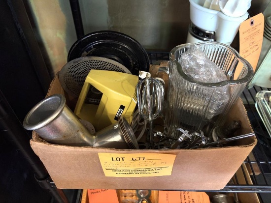 MISC LOT OF VINTAGE KITCHENWARE - GLASS BLENDER, WARING MIXER, MISC MIXER BEATERS
