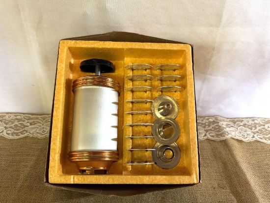 MIRRO COOKIE PASTRY PRESS IN ORIGINAL BOX