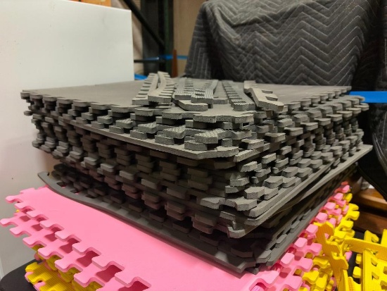 BLACK EXERCISE MAT WITH INTERLOCKING TILES, APPROX. 25 CT
