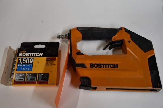 BOSTITCH PNEUMATIC STAPLE GUN BTFP71875 WITH PARTIAL BOX OF BOSTITCH 3/8"/10MM STAPLES