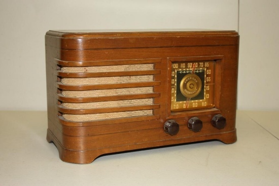 VINTAGE CROSLEY MODEL 56TC WOODEN TABLETOP TUBE RADIO