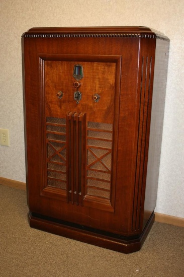 VINTAGE E.H. SCOTT WAVERLY GRAND ALLWAVE TUBE FLOOR RADIO, BEAUTIFUL CABINET