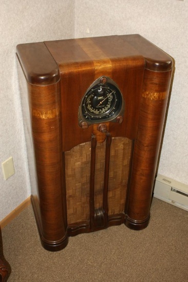 VINTAGE ZENITH TUBE FLOOR RADIO, 1938 MODEL 9-S-262 ROBOT DIAL