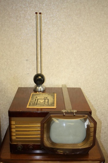 VINTAGE MOTOROLA PORTABLE TELEVISION WITH MAGNIFIER TV, MODEL VT-71 GOLDEN VIEW, 1948