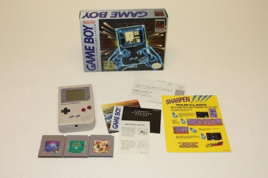 VINTAGE NINTENDO GAME BOY IN BOX, COMPACT HANDHELD VIDEO GAME SYSTEM WITH 3 GAMES