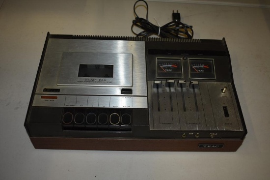 VINTAGE TEAC 220 CASSETTE TAPE DECK/PLAYER