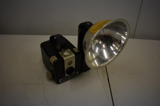 VINTAGE KODAK BROWNIE HAWKEYE FILM CAMERA FLASH