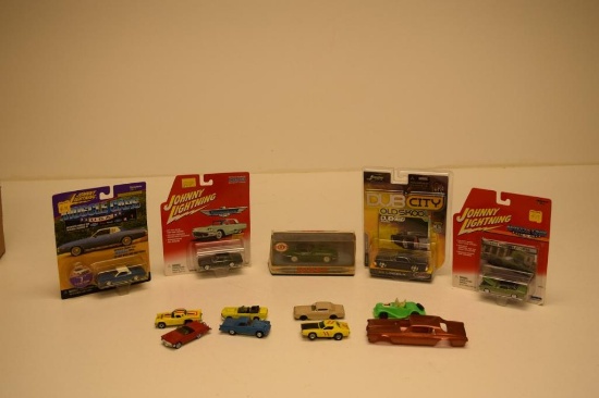BOX WITH VARIOUS SMALL CARS; HOT WHEELS, JOHNNY LIGHTNING, ERTL, ETC.