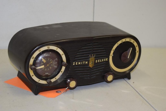 VINTAGE ZENITH DELUXE RADIO WITH SOME DAMAGE