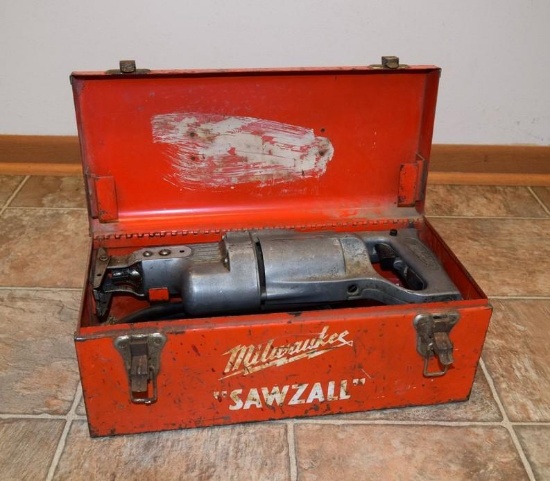 VINTAGE MILWAUKEE HEAVY DUTY SAWZALL, 6510 IN METAL TOOL BOX