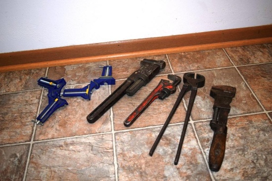 (3) VINTAGE PIPE WRENCHES AND 2 CORNER CLAMPS AND 1 FERRIER TONGS