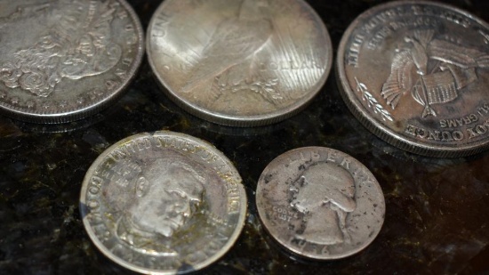 5 ASSORTED SILVER COINS INCLUDING 1924 PEACE DOLLAR, 1898 MORGAN SILVER DOLLAR, US ASSAY OFFICE,