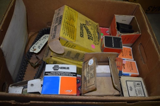 BOX OF MISC VINTAGE AUTOMOTIVE PARTS, 1929-31 CADILLAC V8 TIMING CHAIN, MISC. IGNITION PARTS,