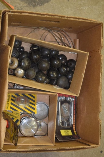 BOX OF VINTAGE BAKELITE SHIFTER KNOBS, RADIATOR CAPS, ETC.
