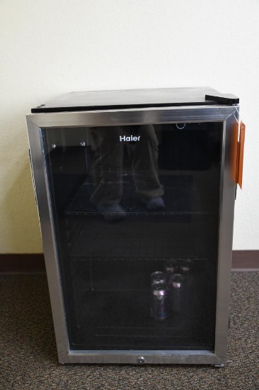 HAIER BEVERAGE CENTER MINI FRIDGE, MODEL HBCN05FVS, 4.6 CU. FT., 20" x 21" x 31"H