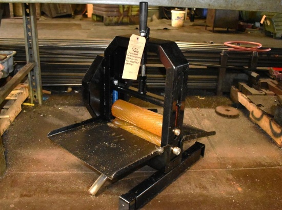 PIG WRINGER FOR EXTRACTING OIL FROM OIL PIGS AND OIL ABSORBENT MATTING