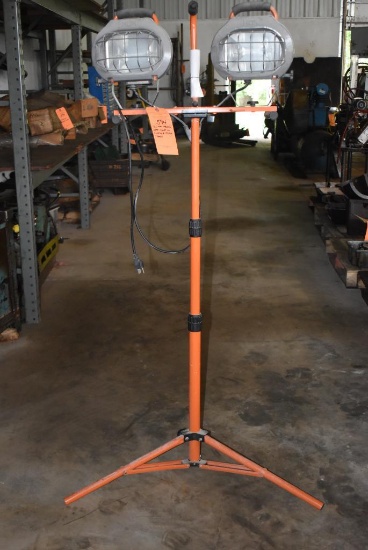 HDX DUAL HALOGEN WORK LIGHT ON ADJUSTABLE TRIPOD STANDS