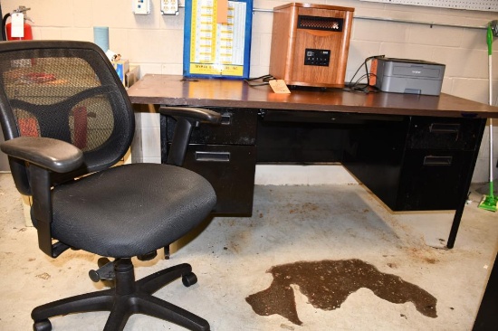 BLACK METAL DESK WITH WOODGRAIN TOP AND BLACK DESK CHAIR WITH MESH BACK - NO CONTENTS