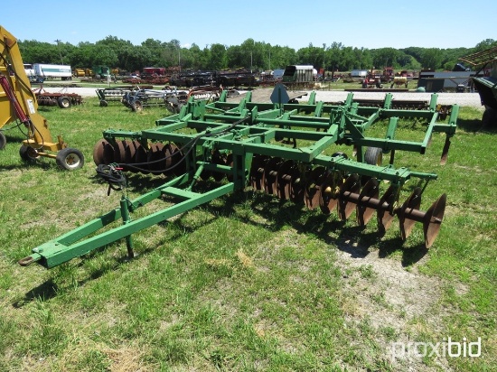 John Deere 1710 disk ripper