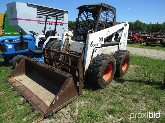 Bobcat 953 skid loader with pallet forks and bucket