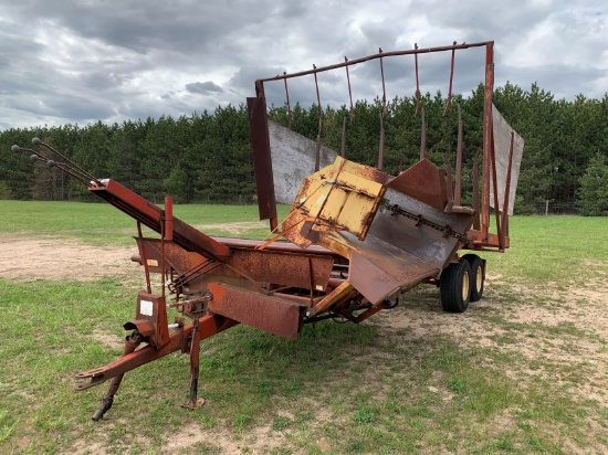 New Holland 1044 Stackliner Bale Wagon