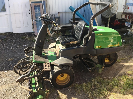 John Deere 2500 Hydraulic zero turn turf mower
