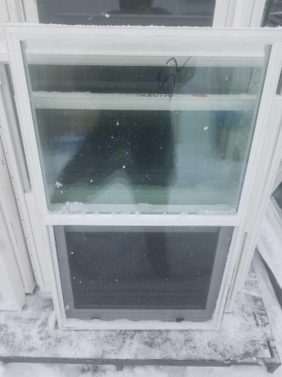 Vinyl sliding window with screen 28 x 45 1/2