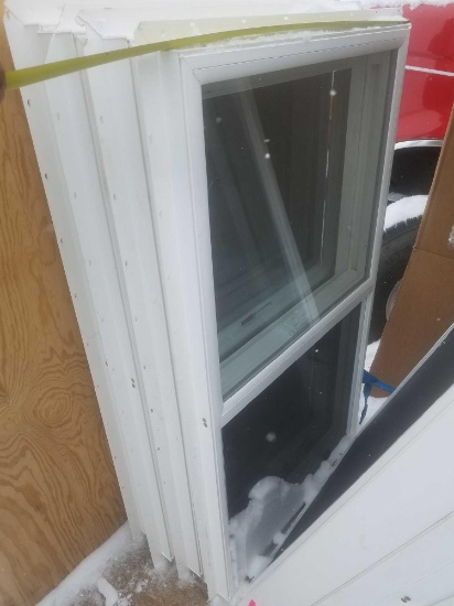 Vinyl sliding window with screen 23 1/2 ... 41 1/2