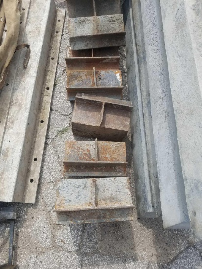 Concrete foundation corner pieces