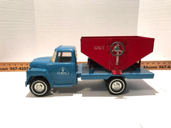 Ertl Truck with Grain Gravity Box Original Condition