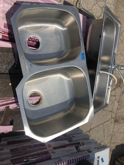 Stainless steel sinks
